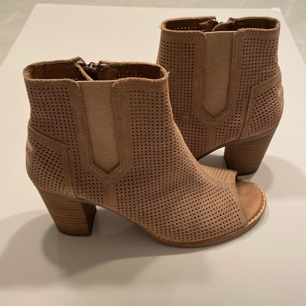 Size 7.5 women’s Toms Taupe Perforated Peep-Toe Heeled Booties